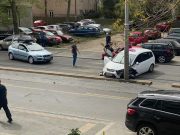 UDES U VOJVODE STEPE, AUTO SE ZAKUCAO U BANDERU (FOTO)